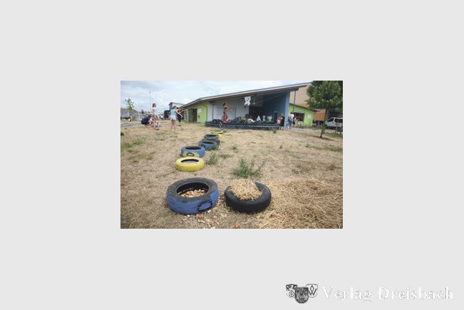 Erlebniszone Jugendhaus &ndash; Barfu&szlig;pfad f&uuml;hrte direkt in den selbstgebauten Pool.