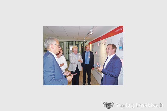 Linkes Bild: Sebastian Hilscher (rechts), Sohn von Firmengr&uuml;nder Hans-J&uuml;rgen Hilscher (2 .v. links), erkl&auml;rte Wirtschaftsminister Al-Wazir (links) die Kommunikationsl&ouml;sungen der Hilscher GmbH. Stadtverordnetenvorsteher Tannenberger und Erster Stadtrat Spengler (Mitte) lauschten ebenfalls den Ausf&uuml;hrungen. (Fotos: M. Krause)