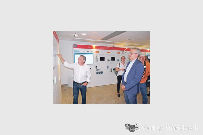 Hans-J&uuml;rgen Hilscher zeigt Tarek Al-Wazir, wie die Produkte der Hilscher GmbH funktionieren und welche Probleme sie f&uuml;r die Kunden l&ouml;sen sollen.(Foto: M. Krause)