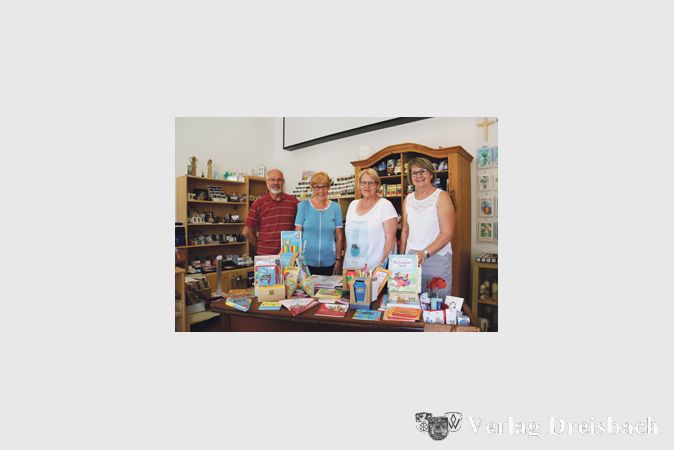 Trotz des kleineren Raums ist das Team des Hattersheimer Kirchenladens (hier stellvertretend v.l. Wolfgang Bluhm, Carola Theinl, Rita Eckert und Eva Sprenger) zufrieden mit dem neuen &bdquo;Lädchen mit Atmosphäre&ldquo; Am Kirchgarten 3 in der Fu&szlig;gängerzone: Das ganze Sortiment konnte untergebracht werden und die Kunden können wie gewohnt in schönem Ambiente begrü&szlig;t und beraten werden.
(Foto: A. Kreusch)