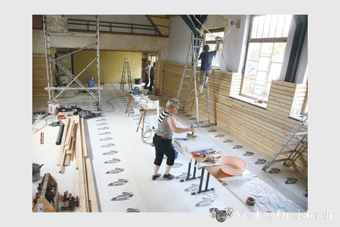Noch sieht die TV-Halle wie eine richtige Baustelle aus, doch die Arbeiten neigen sich dem Ende entgegen. Der neu verlegte Boden wird derzeit noch durch eine Abdeckung geschützt.
(gus/Fotos: Steinacker)