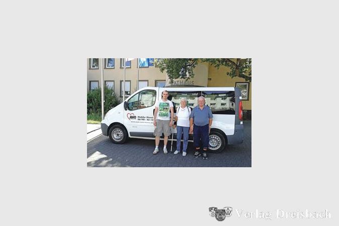 Nur ein Beispiel: Das Ehepaar Schmidt wurde im vergangenen Jahr vom Fahrer Thomas Marek (links) ins MTZ gebracht und von dort wieder abgeholt.
(Foto: A. Kreusch)