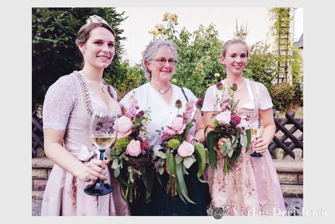 Die drei Majest&auml;ten: Links Weink&ouml;nigin Madeleine Venino, in der Mitte die erste Weink&ouml;nigin Sibille Forney und rechts Weinprinzessin Isabel Koscielski.
(Foto: gib)
