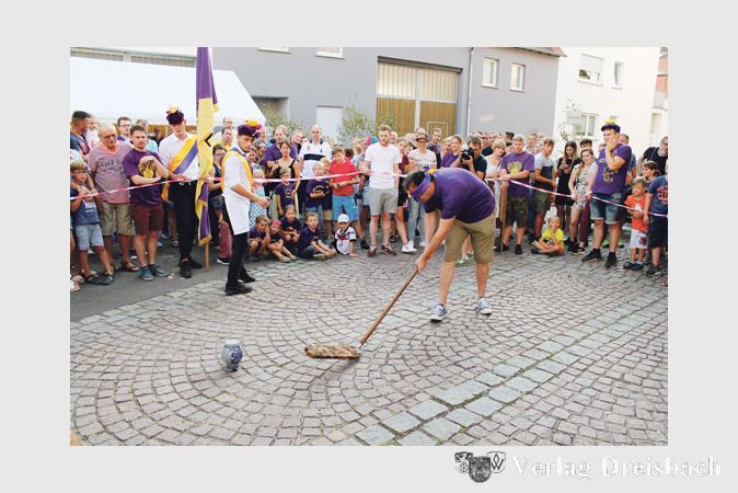 Dieser Hieb verfehlte noch sein Ziel &ndash; beim n&auml;chsten Versuch gl&uuml;ckte Thorsten Press, dem Sieger des Gickelschlags, ein Volltreffer.
(Foto: A. No&eacute;)