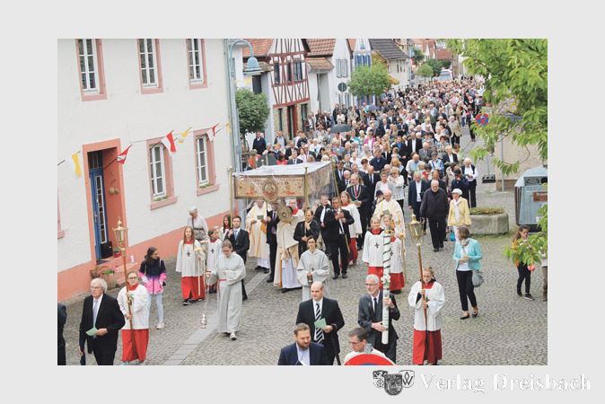 Fl&ouml;rsheim h&auml;lt Wort: auch in diesem Jahr nahmen Hunderte Gl&auml;ubige &ndash; diesmal bei vergleichsweise herber Witterung &ndash; an der Prozession durch die Stra&szlig;en der Altstadt teil.