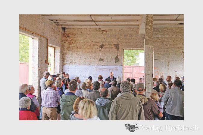Architekt Henning Schulze-Steinen informierte die zahlreichen Interessenten bei der Baustellenbegehung in der denkmalgesch&uuml;tzten ehemaligen Sarotti-Werkstatthalle &uuml;ber den weiteren Fortgang des Museumsbaus.
(Fotos: A. Kreusch)
