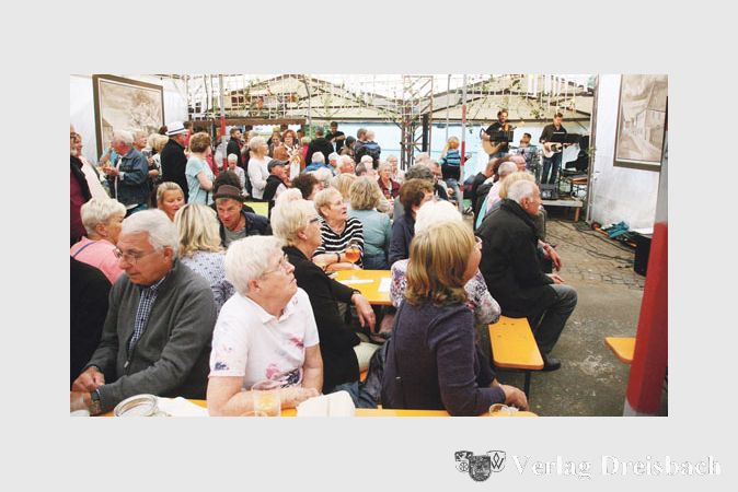 Gro&szlig;er Zulauf f&uuml;r traditionelles Kulturgut erhielt der GV Germania bei seiner zweiten &bdquo;BischeMer singe&ldquo;-Aktion am Sonntagabend im Kerbstand in der Weisenauergasse.
(gus/Foto: Steinacker)&nbsp;
&nbsp;