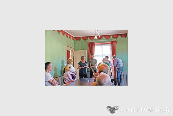 In der Weinstube im Erdgescho&szlig; des Nassauer Hofes ist nicht nur die elegante Wandgestaltung zu bewundern, hier befinden sich auch die ber&uuml;hmten &bdquo;Ritzfenster&ldquo; mit vielen Namen und Spr&uuml;chen aus der Bl&uuml;tezeit der Gastwirtschaft.
(Fotos: A. Kreusch)
&nbsp;