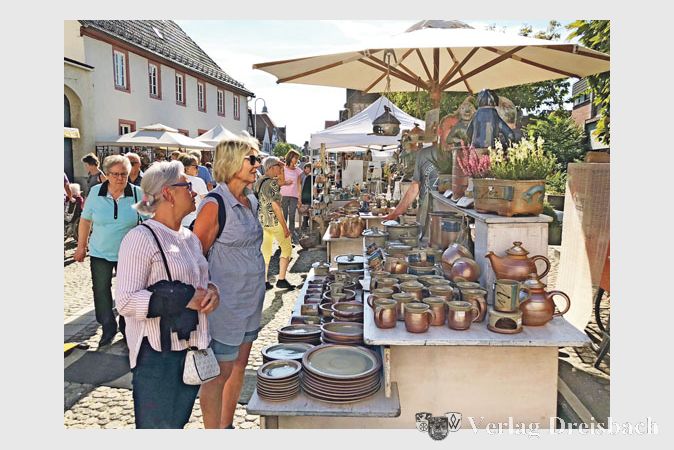 Bei sommerlichen Temperaturen bestaunten zahlreiche Besucher die vielf&auml;ltigen Kunsthandwerke der Keramiker und T&ouml;pfer. Egal ob schlichte oder bunte Farben, f&uuml;r jeden war etwas dabei.
(Fotos: H. Rix)