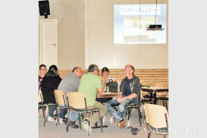 Ein Projektor zeigte eine Fotodokumentation der Sanierungsarbeiten vom Juni.