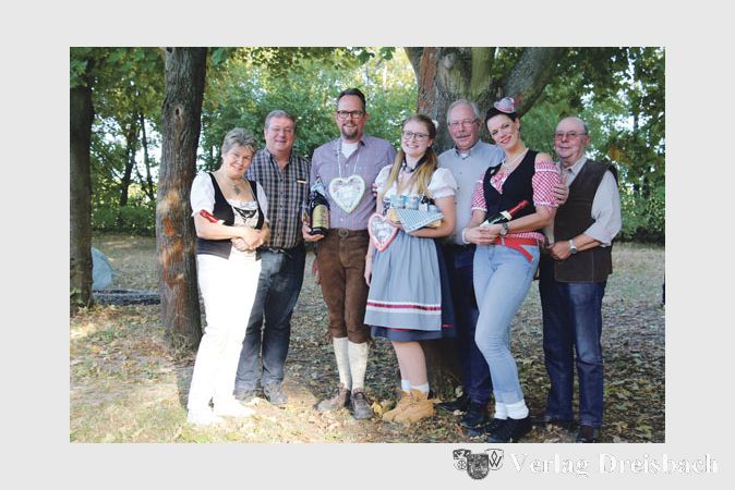 Die bestgekleidetsten Besucher des Oktoberfestes der Sch&uuml;tzengesellschaft Okriftel und die Jury, die dar&uuml;ber entschieden hat: Christa Fassl, Axel Knauber, Peter Wesp, Anna Lena Schreiber, Karl Heinz Spengler, Melanie Huhler und Jochen Fassl (v.l.).
(Foto: A. Kreusch)