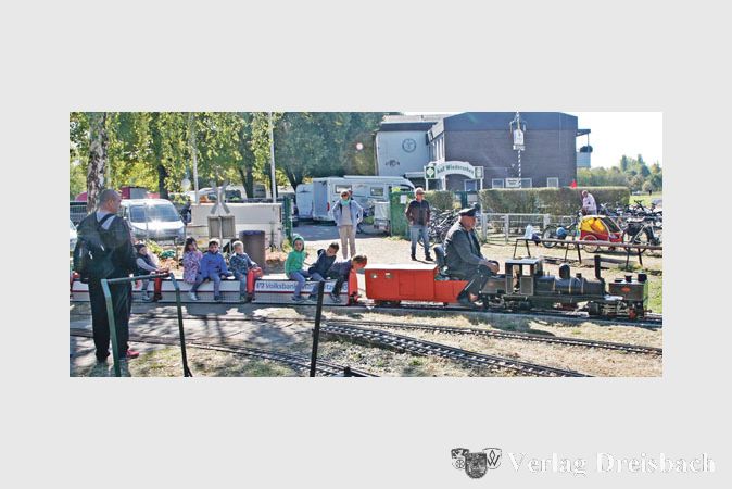 Die Publikumsz&uuml;ge zu fahren, ist beim Dampffest des DBC haupts&auml;chlich Aufgabe der heimischen Fahrer.
(gus/Fotos: Steinacker)
