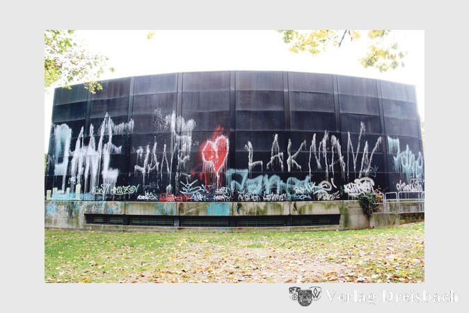Rundherum &bdquo;zieren&ldquo; verlaufende Schmierereien die Hattersheimer Stadthalle, im ganzen Stadtgebiet sind seit einiger Zeit viele &auml;hnliche Schriftz&uuml;ge zu sehen.
(Foto: A. Kreusch)