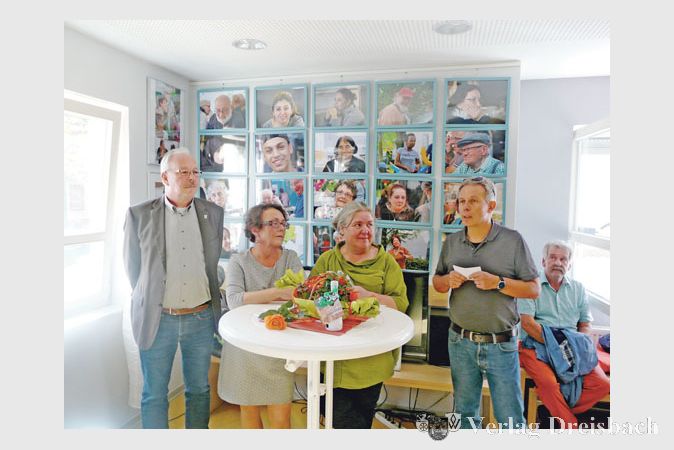 Erster Stadtrat Karl Heinz Spengler (links), Heike B&uuml;lter vom Stadtteilb&uuml;ro Hattersheim (2. v. l.) und Einrichtungsleiter Klaus St&ouml;rch (rechts) dankten der Ausstellerin Andrea Kreusch (2. v. r.) f&uuml;r ihre Arbeit und ihr Engagement.
(Fotos: M. Krause)