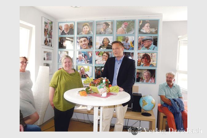 Alexander No&eacute; vom Verlag Dreisbach &uuml;berraschte Andrea Kreusch mit einer h&ouml;chst am&uuml;santen und anerkennenden Laudatio.