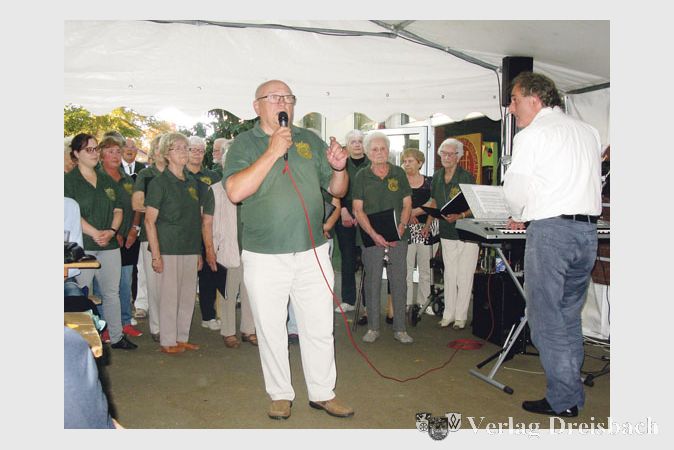 Chorleiter Sebastian Laverny (r.) dirigierte die S&auml;ngerinnen und S&auml;nger des GV Einigkeit bei ihren Beitr&auml;gen, Vorsitzender Edgar Kownatzki trug dabei auch seine eigenen Liedtexte vor.
(Foto: Engert)
