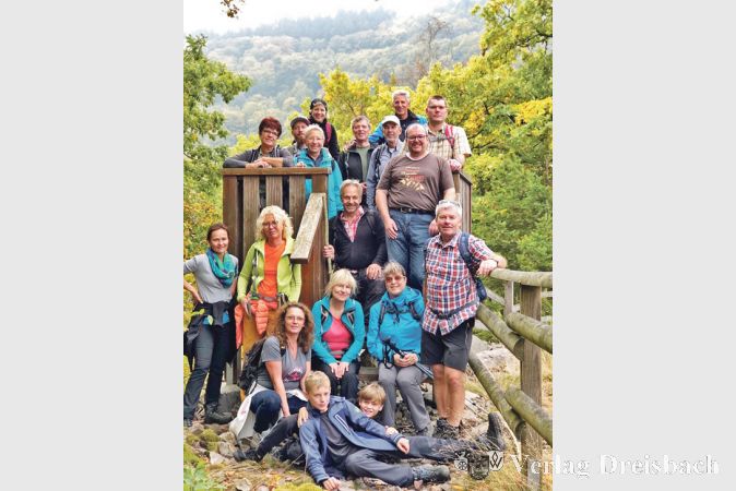 Die Wandergruppe der TSV Ginsheim auf der Aussichtskanzel der Burg Kloppenstein im Hunsr&uuml;ck.
(Foto: privat)