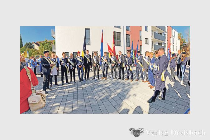B&uuml;rgermeister Michael Antenbrink (links) wurde w&auml;hrend des Kerbeumzugs auf dem Rathausplatz zum Ehrenkerbeborsch ernannt.
(Fotos: T. H&ouml;fel)
&nbsp;