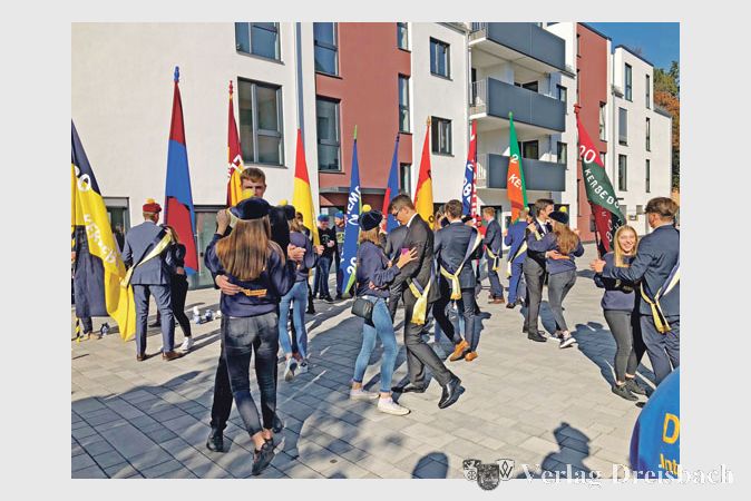 Die Kerbeborsch forderten ihre Kerbem&auml;dels w&auml;hrend des Kerbeumzugs auf dem Rathausplatz zum Tanz auf.