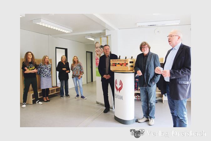 Der Erste Stadtrat Karl Heinz Spengler (rechts) begr&uuml;&szlig;te die G&auml;ste und das Team der Kita am Schlockerhof bei einer kleinen Er&ouml;ffnungsfeier, zu der die &bdquo;Nachbarn&ldquo; vom Schlockerhof ein Gastgeschenk mitgebracht hatten.
(Fotos: A. Kreusch)