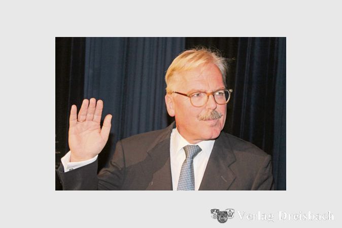 &bdquo;So wahr mir Gott helfe&ldquo; &ndash; Dr. Bernd Blisch legte vor dem Stadtparlament und der zahlreich vertretenen &Ouml;ffentlichkeit den Amtseid ab.
(Fotos: A. No&eacute;)