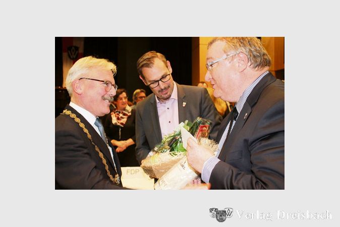 Die Gratulanten standen nach dem Ende des offiziellen Teils Schlange, Dr. Bernd Blisch durfte viele H&auml;nde sch&uuml;tteln &ndash; zum Beispiel jene des Hattersheimer B&uuml;rgermeisters Klaus Schindling und des Krifteler Rathauschefs Christian Seitz (von rechts).