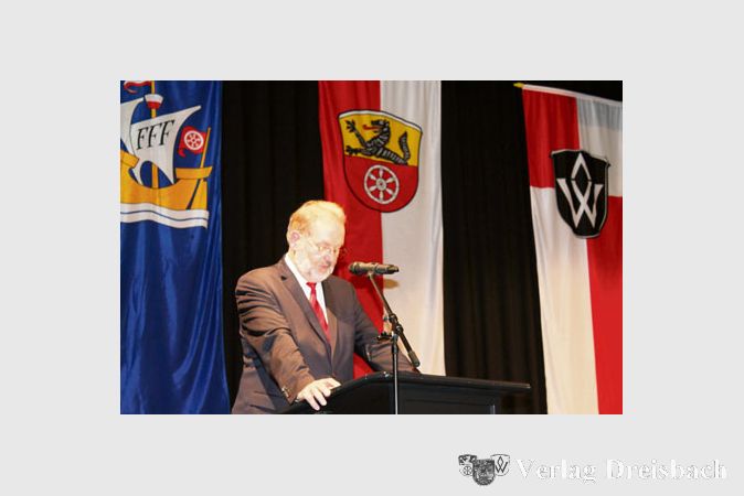Michael Antenbrink bei seiner letzten Ansprache als B&uuml;rgermeister der Stadt Fl&ouml;rsheim am Main.