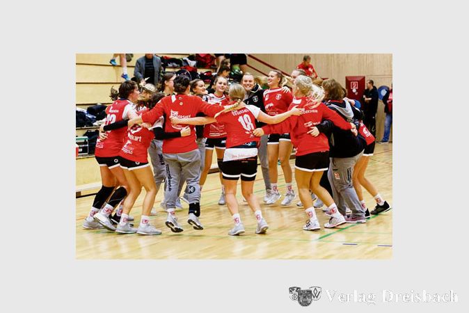 Ausgelassen feierten die Handballerinnen der TSG Eddersheim ihren Heimtriumph &uuml;ber die TSG Ober-Eschbach.
(Foto: privat)