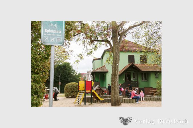 Ob man das Schild nachts nicht mehr lesen kann oder ob es den &bdquo;G&auml;sten&ldquo; auf dem Spielplatz des Gr&uuml;nen Hause einfach ganz egal ist, dass die Spielger&auml;te eigentlich nur f&uuml;r Kinder unter 8 Jahren gedacht sind?
(Fotos: A. Kreusch)