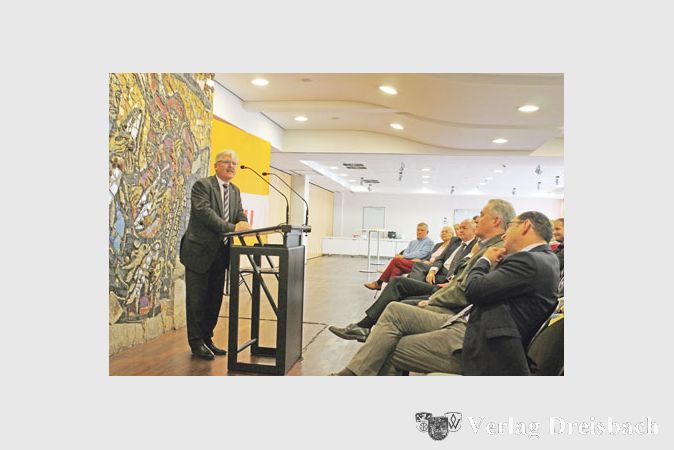 B&uuml;rgermeister Blisch ermunterte angesichts der schwierigen Haushaltslage zu selbstbewusstem Handeln: &bdquo;Wir d&uuml;rfen nicht wie das Kaninchen vor der Schlange sitzen.&ldquo;
(Foto: A. No&eacute;)
