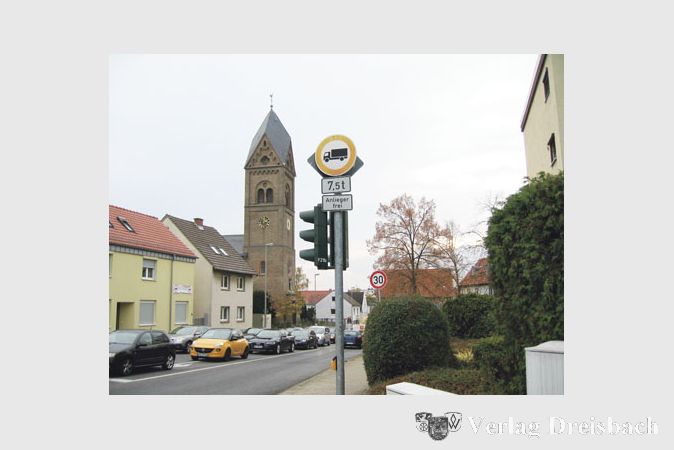 Die Mauts&auml;ule zwischen Wicker und Weilbach steht am falschen Platz, meint Norbert Hegmann.
(Foto: Privat)