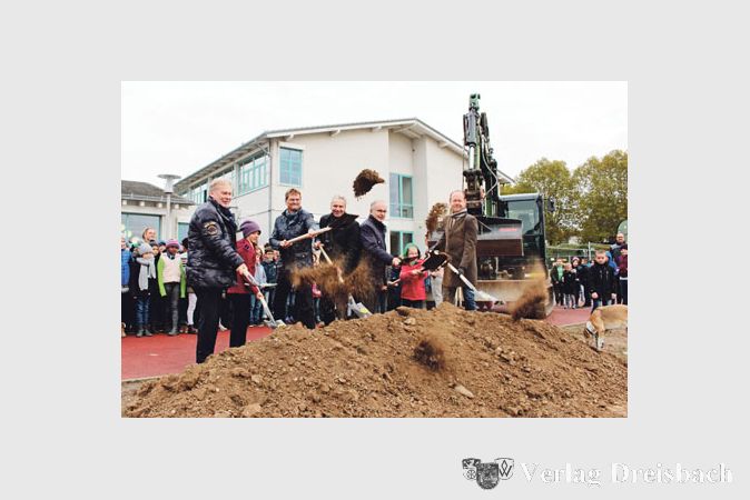 Erster Stadtrat Hans Mohr, Schulleiter Peter Hartwig, Landrat Michael Cyriax, der Erste Kreisbeigeordnete Wolfgang Kollmeier und Architekt Bernd Mey (v.l.) bewegten zusammen mit zwei Sch&uuml;lern den ersten Sand f&uuml;r die Baustra&szlig;e zum k&uuml;nftigen Erweiterungsbau.
(Foto: Main-Taunus-Kreis)