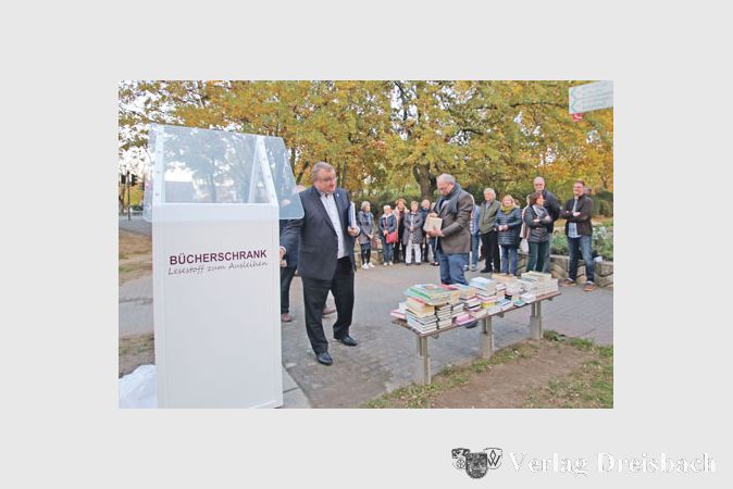 Auch B&uuml;rgermeister Klaus Schindling und Erster Stadtrat Karl Heinz Spengler steuerten Lesestoff f&uuml;r den zweiten &Ouml;ffentlichen B&uuml;cherschrank in Hattersheim bei.
(Foto: A. Kreusch)