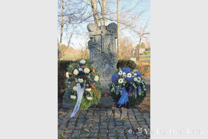 Die Kr&auml;nze der Stadt Fl&ouml;rsheim und des VdK Ortsverbands am Gedenkstein.