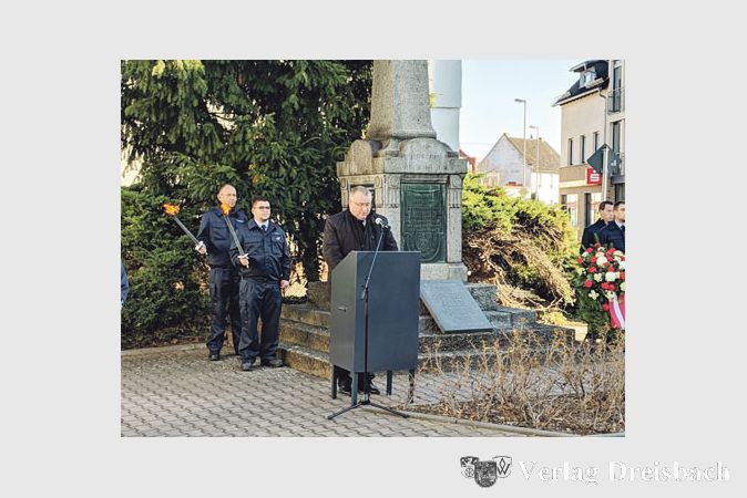 B&uuml;rgermeister Klaus Schindling rief am Volkstrauertag vor dem Ehrenmal in Eddersheim zum Eintreten f&uuml;r Frieden, Demokratie und Freiheit auf.
(Fotos: M. Krause)