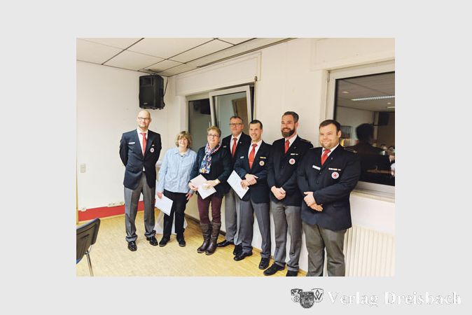 Die Geehrten Carsten Miehlnickel (links), B&auml;rbel Baumann, (2.v.l.), Katja Beck (3.v.l.) und Kai Mertsch (3.v.r.) freuten sich &uuml;ber die W&uuml;rdigung ihres langj&auml;hrigen Einsatzes f&uuml;r das Deutsche Rote Kreuz.
(Fotos: M. Krause)