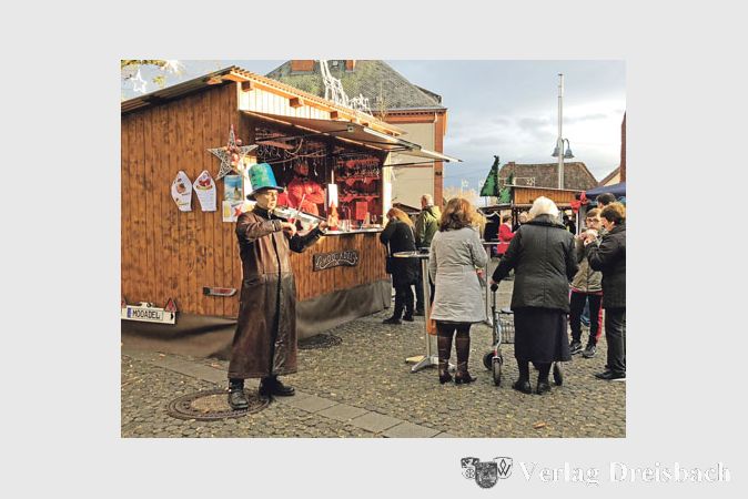 Trotz einiger Regenschauer klarte der Himmel am ersten Advent &uuml;ber den Nachmittag wieder etwas auf und die Besucher lie&szlig;en sich nicht davon abhalten, &uuml;ber den Markt zu schlendern. Ein Geiger sorgte f&uuml;r die passende musikalische Unterhaltung.
(Fotos: H. Rix)