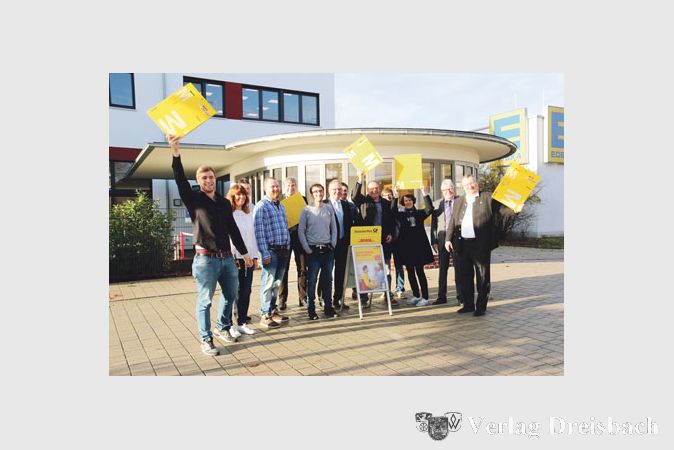 Die Er&ouml;ffnung der neuen Postfiliale war f&uuml;r die Mitarbeiter, f&uuml;r EKOM-Werkstattleiter Stefan Berg und EVIM-Gesch&auml;ftsf&uuml;hrerin Renate Pfautsch, f&uuml;r B&uuml;rgermeister Klaus Schindling und Alexander Schwarz von der Wirtschaftsf&ouml;rderung und nicht zuletzt f&uuml;r die Post, vertreten durch Frank Scheller und Friedhelm Schlitt, ein Grund zur Freude.
(Fotos: A. Kreusch)