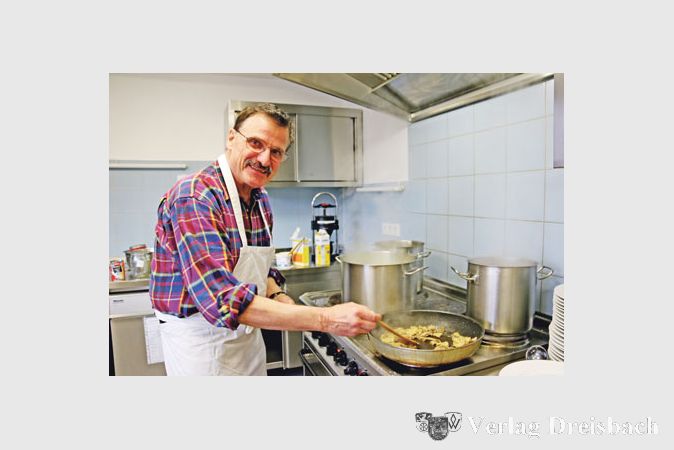 Wolfgang Mohr beim Zubereiten des Z&uuml;richer Geschnetzelten in der K&uuml;che des S&uuml;dring-Bistros.
(Foto: A. Kreusch)