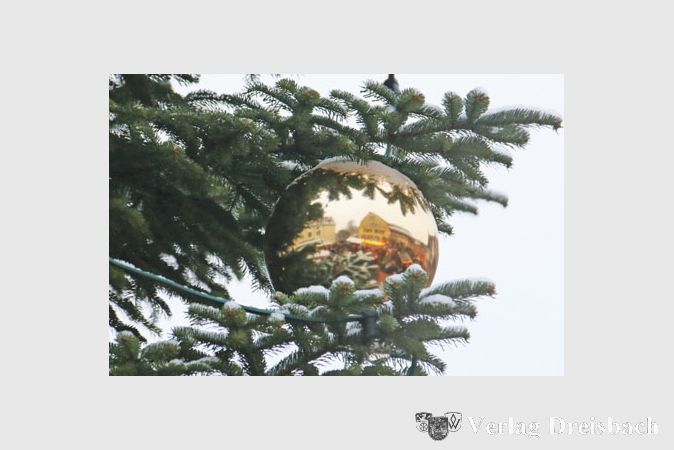 Weihnachtliches Treiben auf dem Hattersheimer Marktplatz, eingefangen in einer Goldenen Kugel am schneegeschm&uuml;ckten Tannenbaum.