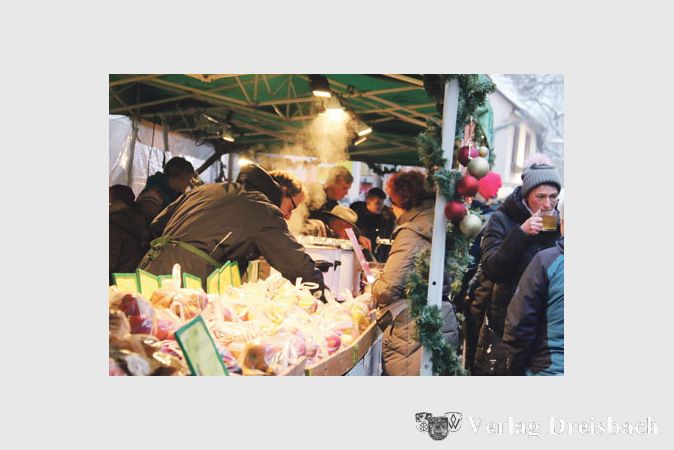 An vielen St&auml;nden auf dem Hattersheimer Weihnachtsmarkt dampfte es, Hei&szlig;getr&auml;nke und warme Snacks (bis hin zum Grillsteak) waren bei den kalten Temperaturen begehrt.
(Fotos: A. Kreusch)