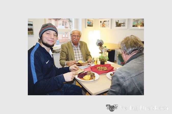 Kurt-Jochem Graulich (mitte) nahm selbstverst&auml;ndlich auch an dem Weihnachtsessen teil, das die Graulich-Stiftung gemeinsam mit dem Haus St. Martin am Autoberg ausgerichtet hatte.
(Foto: A. Kreusch)