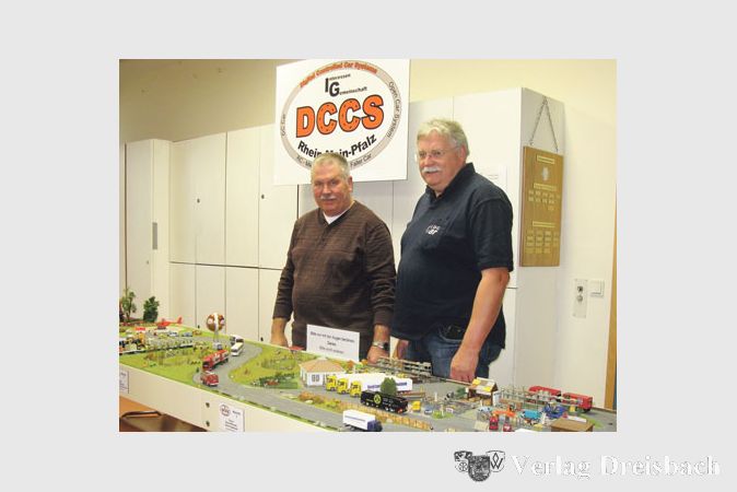 Die DCCS-IG Rhein-Main-Pfalz mit dem Bischofsheimer Bernd Laun (l.) pr&auml;sentierte ihre Mikromodellbahn aus magnetgesteuerten Fahrzeugen.
(Fotos: Engert)