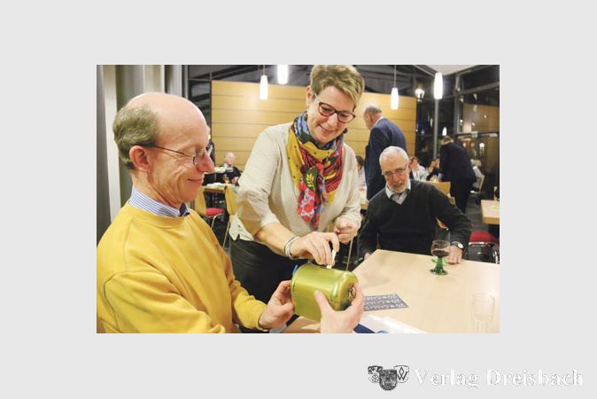 Zum letzten Mal hatte in diesem Jahr Dr. Sebastian Schneider den „Einsatz“ der Sternsinger in Hattersheim koordiniert. Auch beim Dankeabend der Gemeinde St. Martinus sammelte er gerne noch Spenden ein, in diesem Jahr konnten die Sternsinger allein in Hattersheim mehr als 7000 Euro für behinderte Kinder in Peru und auf der ganzen Welt sammeln.(Foto: A. Kreusch)