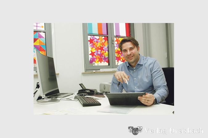Neues Jahr, einige Pl&auml;ne: B&uuml;rgermeister Ingo Kalweit arbeitet in seinem Amtszimmer am Wochenbeginn noch in der weihnachtlichen Dekoration der Rathausfenster.(gus/Fotos: Steinacker)
&nbsp;