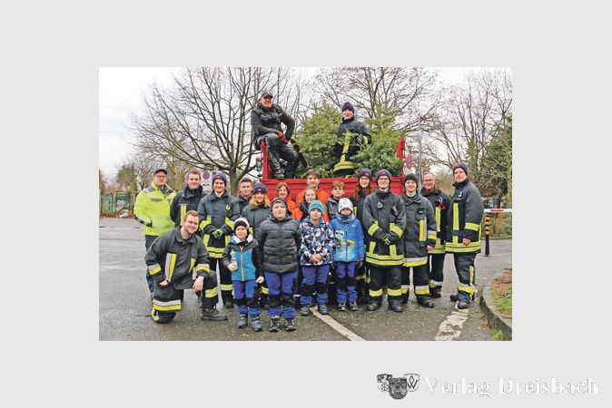 Diesmal kam die Feuerwehr ohne Einsatzhorn und Blaulicht, sondern mit dem gro&szlig;en Traktor am Okrifteler Hochhaus an: Schon traditionsgem&auml;&szlig; gibt es bei der Tannenbaum-Sammeltour hier immer ein st&auml;rkendes Fr&uuml;hst&uuml;ck f&uuml;r alle Helferinnen und Helfer.(Foto: A. Kreusch)