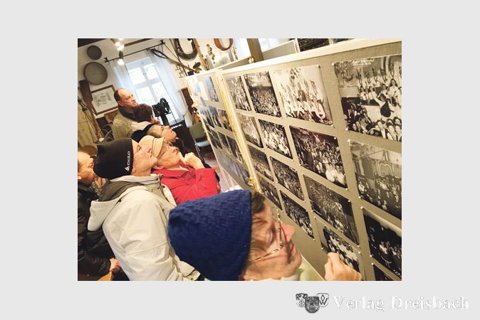 Erkenne ich mich oder bekannte Gesichter? Dicht gedr&auml;ngt durchforsteten die &auml;lteren Besucher im Heimatmuseum die alten Aufnahmen aus der Fastnachtszeit.(Fotos: G&ouml;ssl)
&nbsp;