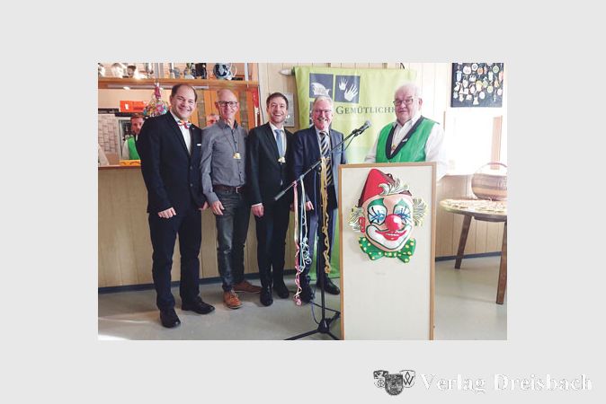 Bei der Ehrung der Politiker (v.l.): Thomas Schmidt, Sven He&szlig;, Steffen Bonk, B&uuml;rgermeister Dr. Bernd Blisch sowie Bernd Flach, Vorstandsvorsitzender der Gem&uuml;tlichkeit.