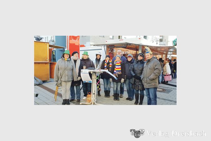 Vorstand und Komitee trafen sich an Eisbahn und Wochenmarkt, um die n&auml;rrischen Sitzungen der Nachteulen zu bewerben.(Foto:privat)
