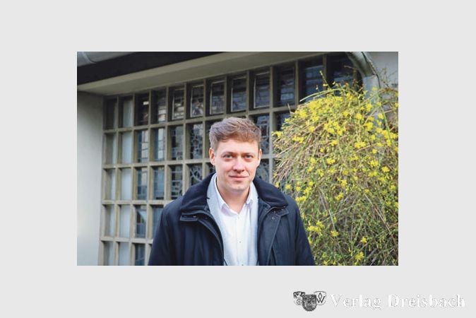 Timo Winzler wurde am Sonntag im Rahmen eines Gottesdienstes in der Evangelischen Kirchengemeinde Eddersheim zum Pfarrer ordiniert und in sein Amt eingef&uuml;hrt.
(Foto: Dekanat Kronberg)